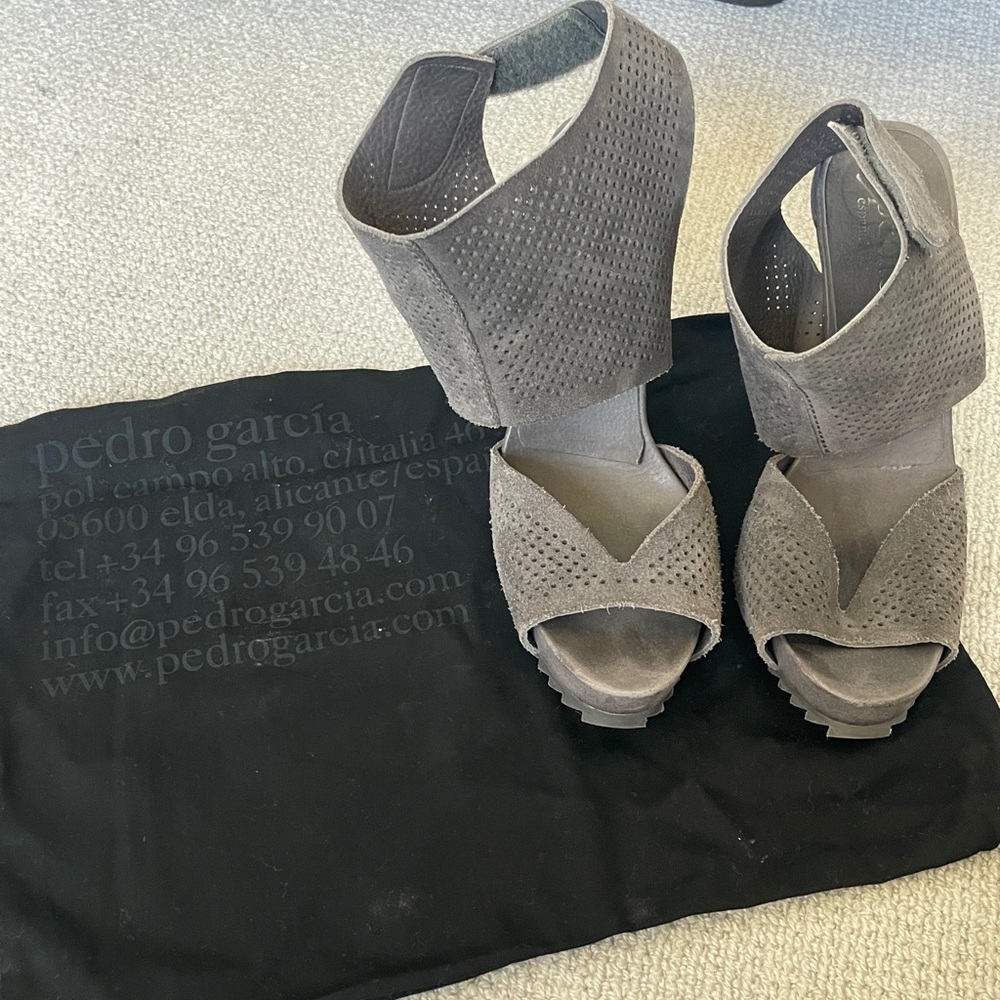 Pedro García Grey Suede Heels